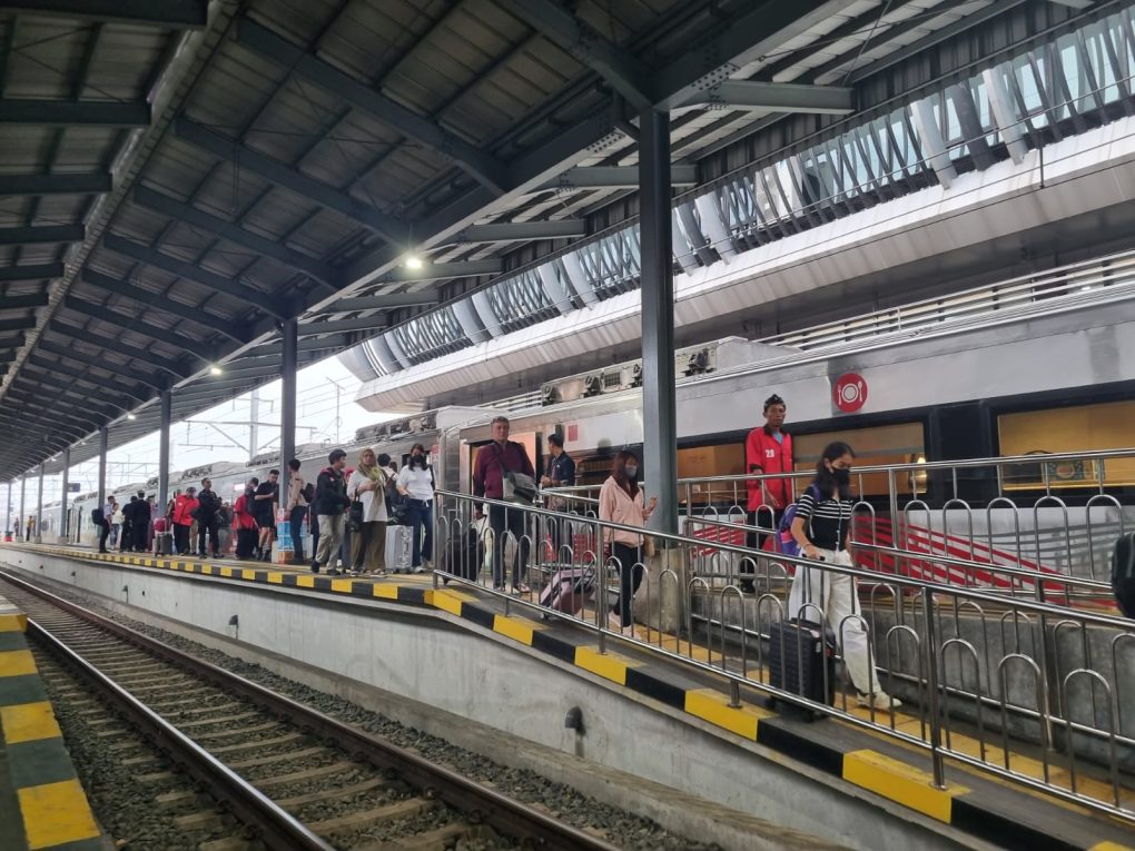 Penumpang KA di Stasiun Solo Balapan. (Foto: Dok. Humas PT KAI)