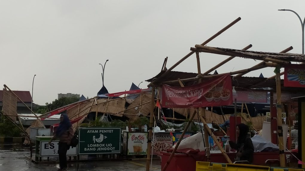 Kondisi tenda pedagang di event Solo Market Festival di halaman depan Conventions Hall Terminal Tirtonadi ambruk setelah diterjang hujan deras disertai angin kencang yang melanda Kota Solo, Rabu 3 Januari 2024 sekitar pukul 13.00 WIB. (Foto: Putri Sejati)