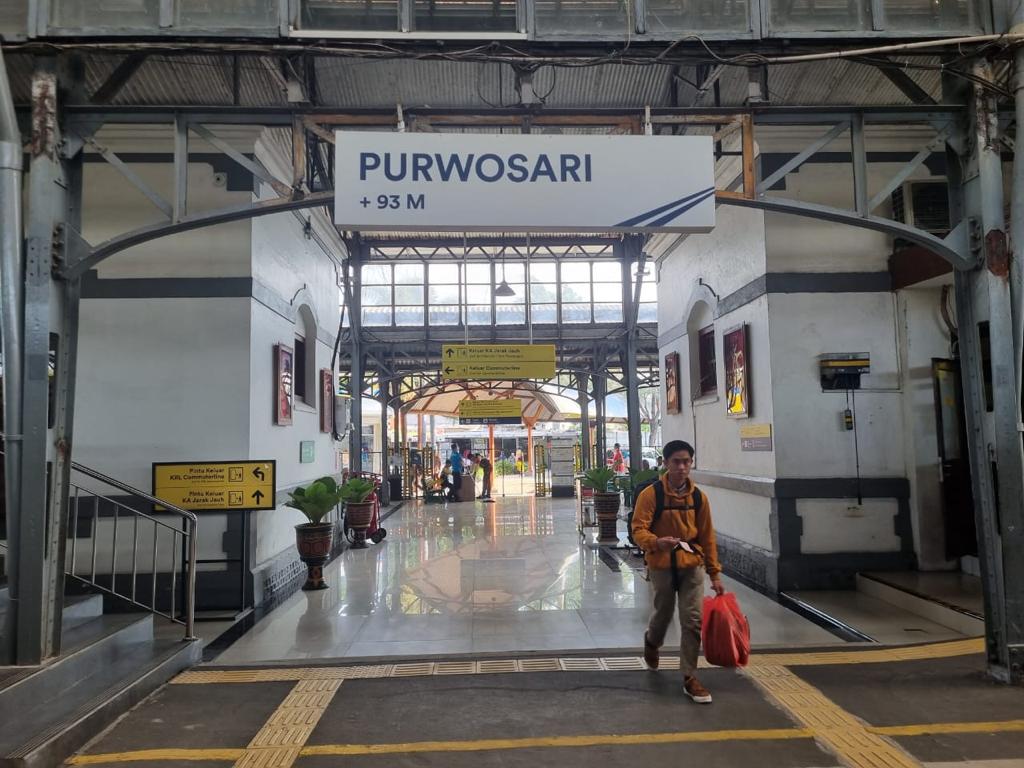Sepanjang Masa Angkutan Nataru, Daop 6 Yogyakarta mengamankan 22 barang berharga milik penumpang yang tertinggal senilai total Rp113 juta. (Foto: Dok. Humas Daop 6 Yogyakarta)