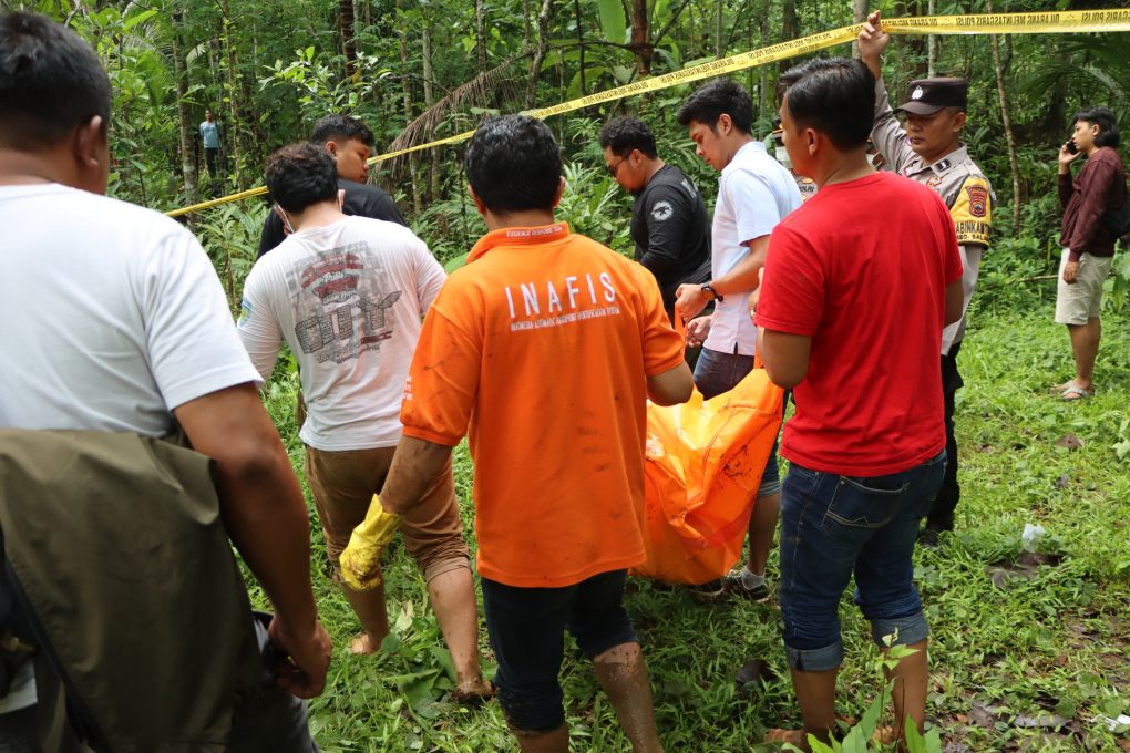 Tim Inafis Polresta Magelang saat mengevakuasi mayat yang ditemukan di Dusun Karanganyar, Desa Krasak, Kecamatan Salaman, Kabupaten Magelang, pada Jumat 5 Januari 2024 pagi. (Foto: dok. Humas Polresta Magelang)
