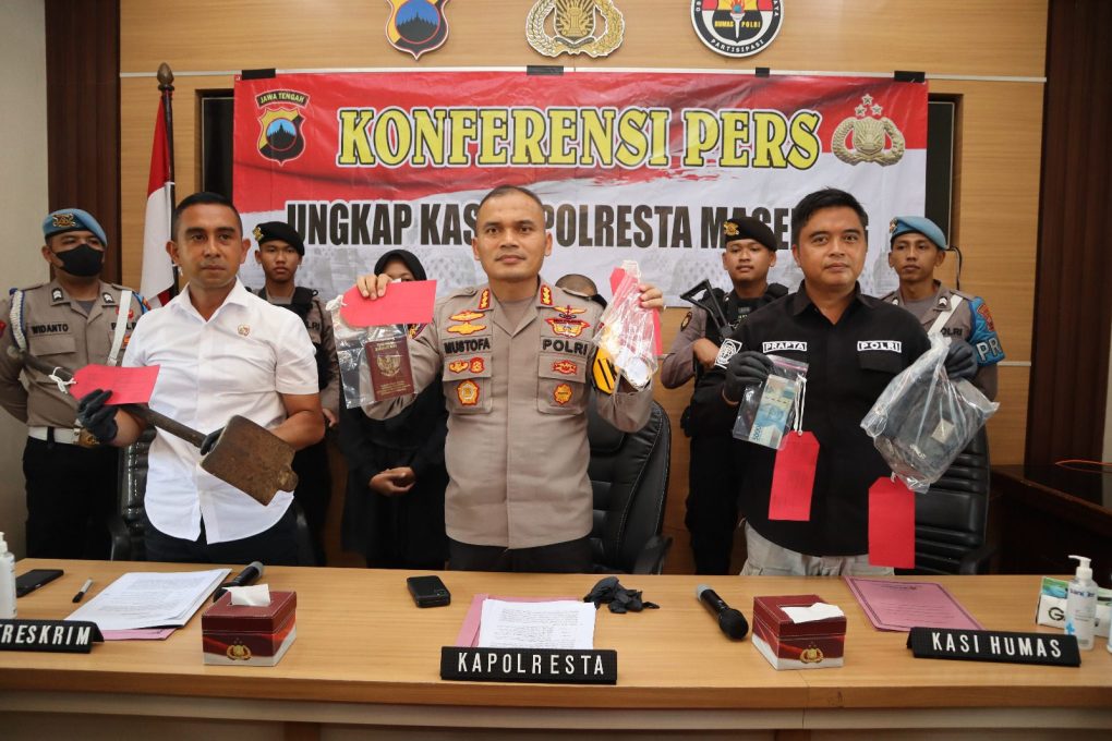 Kapolresta Magelang, AKBP Mustofa menunjukkan barang bukti kasus pembunuhan suami terhadap istri dalam Konferensi Pers di Ruang Media Center Mapolresta setempat, Selasa 9 Januari 2024. (Foto: Dok. Humas Polresta Magelang)