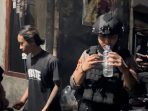 Petugas Tim Sparta mengamankan barang bukti miras usai melakukan penggeledahan. (Foto: Humas Polresta Solo)