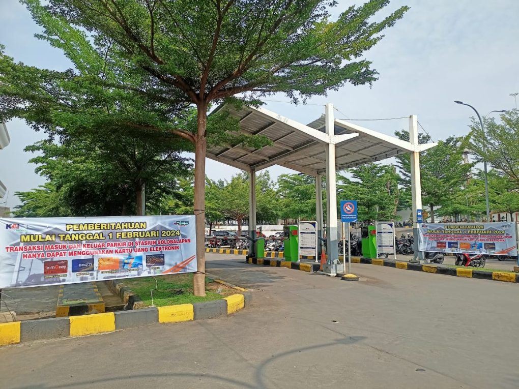 Mulai 1 Februari 2024 pembayaran parkir di Stasiun Solo Balapan, Kota Solo, Jawa Tengah menggunakan e-money. (foto: dok. Humas Daop 6 Yogyakarta)