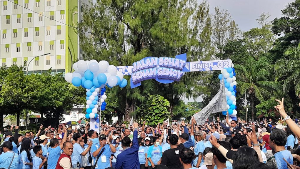 10 ribu massa mengikuti jalan sehat dan senam gemoy yang digelar relawan Gibran Center di kawasan Stadion Manahan, Kota Solo, Jawa Tengah, Minggu 28 Januari 2024. (Foto: Putri Sejati)