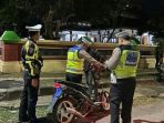 Petugas Polresta Solo mengamankan motor berknalpot brong. (Foto: dok. Humas Polresta Solo)