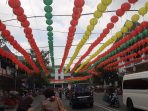Lampion bulat warna-warni yang terpasang di kawasan Pasar Gede Solo memeriahkan perayaan Imlek di Kota Solo. (Putri Sejati)
