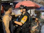 Tim Sparta Polresta Solo saat mengamankan pelaku premanisme di kawasan Pasar Gede Solo, Jawa Tengah, Sabtu malam 27 Januari 2024. (Foto: dok. Humas Polresta Solo)