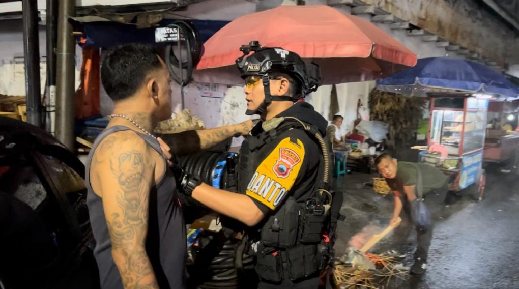 Tim Sparta Polresta Solo saat mengamankan pelaku premanisme di kawasan Pasar Gede Solo, Jawa Tengah, Sabtu malam 27 Januari 2024. (Foto: dok. Humas Polresta Solo)