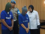 RM (54) dan SK (42), kedua tersangka persetubuhan anak dibawah umur usai ditangkap Polres Purbalingga. (Foto: dok. Humas Polres Purbalingga)