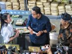 Capres Anies Baswedan saat mengunjungi toko LCM dan mencicipi lunpia khas Kota Semarang. (Foto: dok. ist)