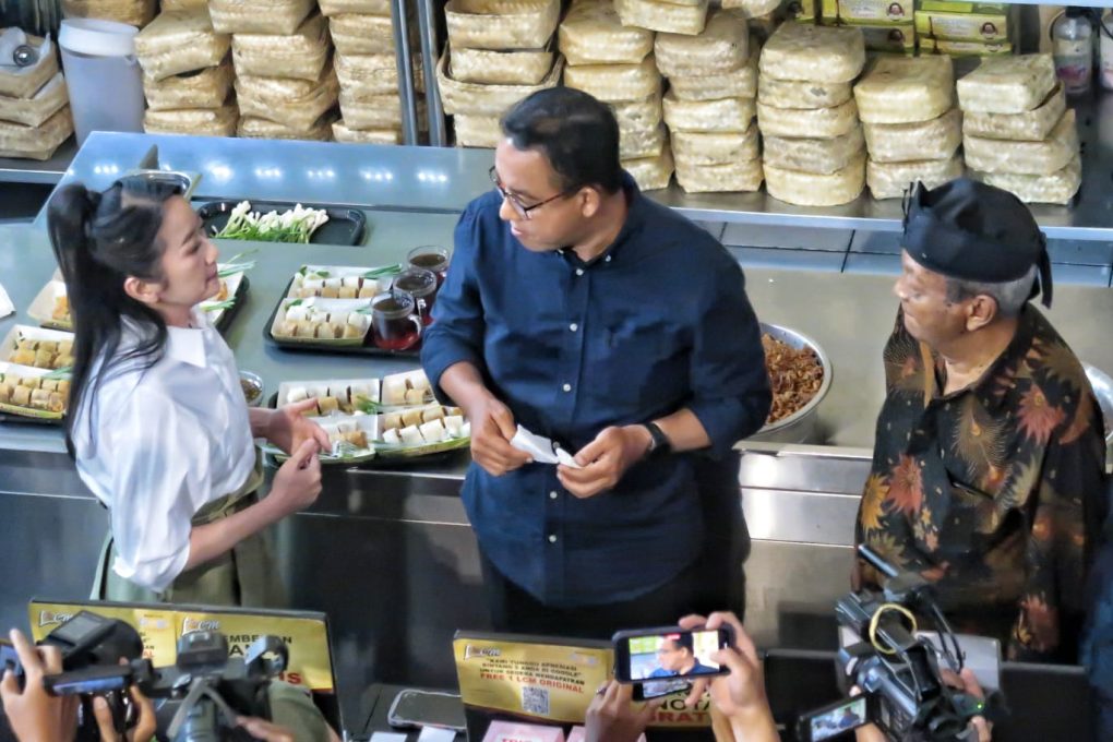 Capres Anies Baswedan saat mengunjungi toko LCM dan mencicipi lunpia khas Kota Semarang. (Foto: dok. ist)
