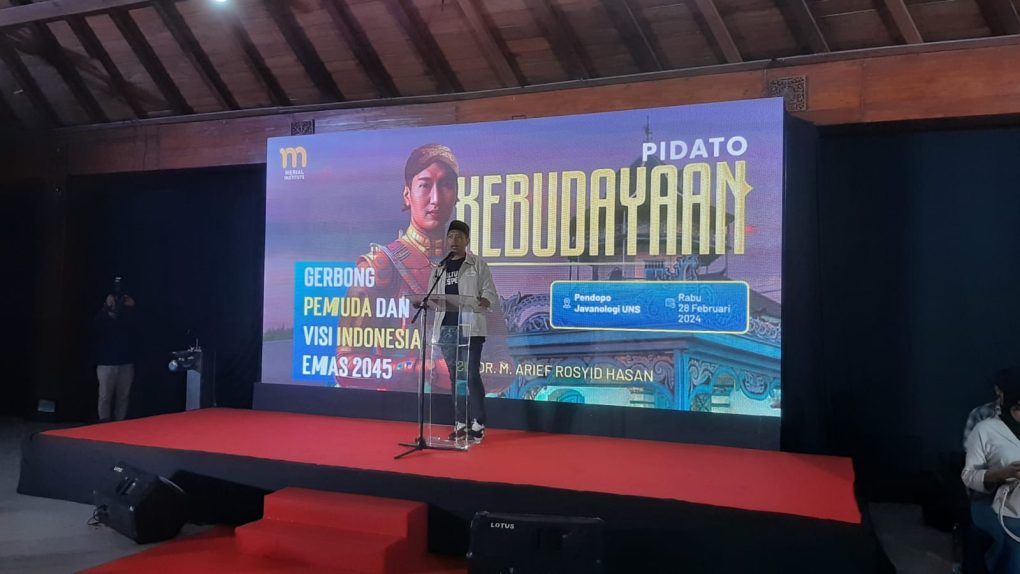 Aktivis Muhammad Arief Rosyid Hasan saat menyampaikan Pidato Kebudayaan “Gerbong Pemuda dan Visi Indonesia Emas 2045” di Pendopo Javanologi Universitas Sebelas Maret (UNS) Solo, Jawa Tengah, Rabu 29 Februari 2024 malam. (Foto: Putri Sejati)