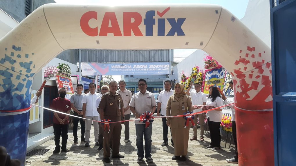 Pemotongan pita menandai grand opening CARfix Gading Solo yang pindah ke lokasi baru. (Foto: Putri Sejati)