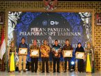 KPP Pratama Surakarta memberikan penghargaan kepada sejumlah wajib pajak di acara pekan panutan pelaporan Surat Pemberitahuan (SPT) Tahunan dan Tax Gathering di Pendhapi Gedhe Balai Kota Solo, Rabu 21 Februari 2024 malam. (Foto: Dok. Kanwil DJP Jateng II)