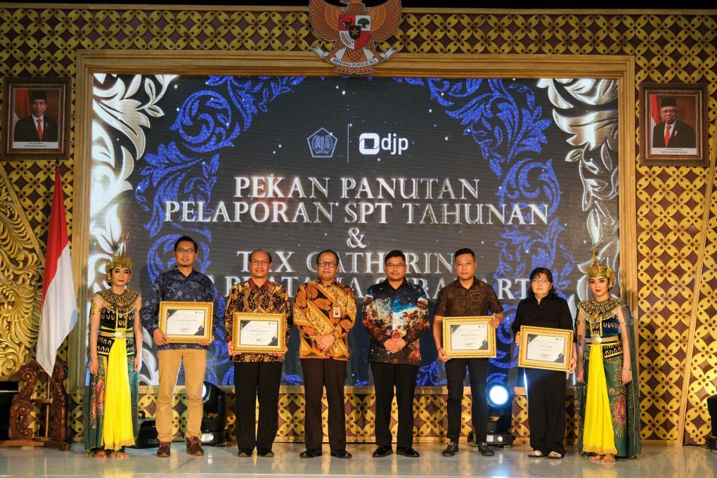 KPP Pratama Surakarta memberikan penghargaan kepada sejumlah wajib pajak di acara pekan panutan pelaporan Surat Pemberitahuan (SPT) Tahunan dan Tax Gathering di Pendhapi Gedhe Balai Kota Solo, Rabu 21 Februari 2024 malam. (Foto: Dok. Kanwil DJP Jateng II)