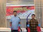 Kasat Reskrim Polres Grobogan AKP Agung Joko menunjukkan barang bukti sajam yang diamankan dari tangan seorang pelajar. (Foto: dok Humas Polres Grobogan)