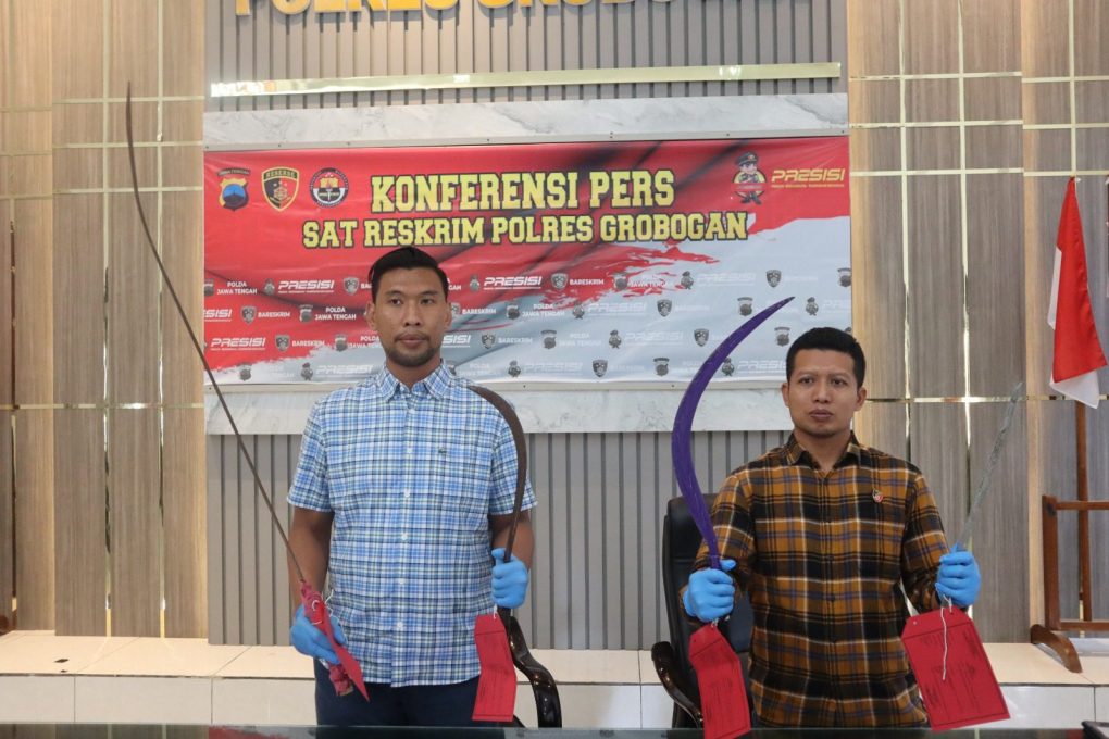 Kasat Reskrim Polres Grobogan AKP Agung Joko menunjukkan barang bukti sajam yang diamankan dari tangan seorang pelajar. (Foto: dok Humas Polres Grobogan)