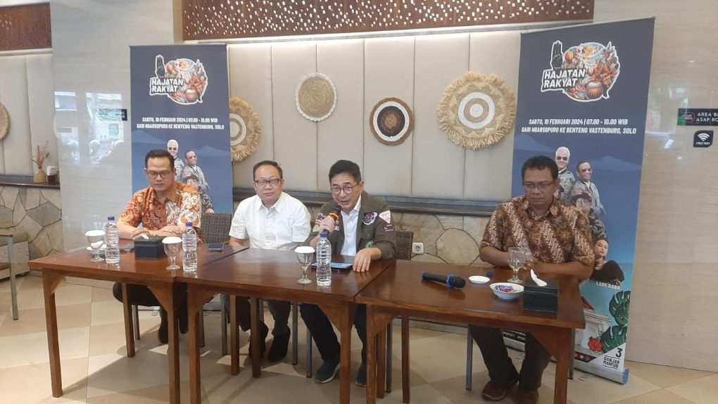(Ki-Ka) Ketua Panitia Hajatan Rakyat Her Suprabu, Deputi Kanal Media TPN Karaniya Dharmasaputra, Ketua TPN Arsjad Rasjid saat memberikan keterangan di hadapan media dalam jumpa pers Hajatan Rakyat di Resto Ramayana, Kota Solo, Jawa Tengah, Rabu 7 Februari 2024. (Foto: Putri Sejati)