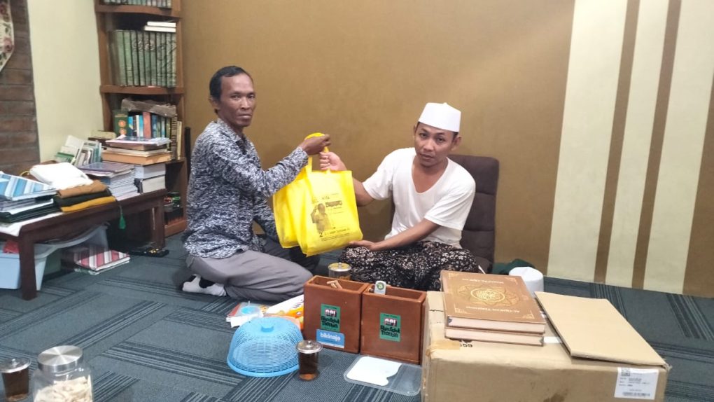 Bantuan Mushaf Quran disalurkan kepada santri.