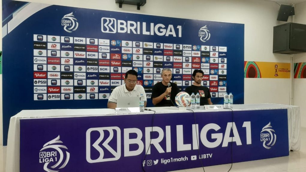 Pelatih Persis Solo, Milomir Seslija saat memberikan keterangan pers di sesi press conference jelang laga di Stadion Manahan, Jumat 23 Februari 2024 sore. (Foto: Putri Sejati)