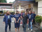 Pelaku pembacokan tetangganya sendiri usai ditangkap petugas gabungan Polsek Ngaliyan dan Polrestabes Semarang. (foto: dok. Humas Polrestabes Semarang)
