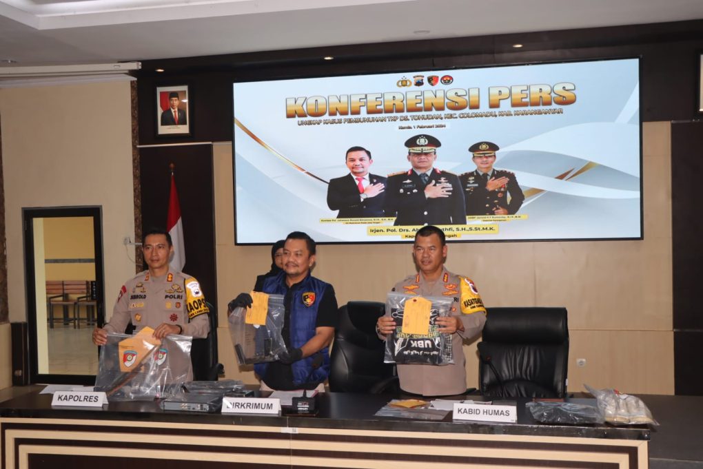 Dirreskrimum Polda Jateng Kombes Pol Johanson Ronald Simamora didampingi Kabidhumas Kombes Pol Satake Bayu Setianto dan Kapolres Karanganyar AKBP Jerrold Hendra Yosef Kumontoy dalam keterangan pers di Mapolres Karanganyar pada Kamis 1 Februari 2024 . (Foto: Dok. Humas Polda Jateng)