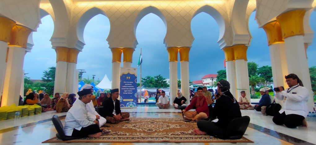 Bincang Berkah Ramadan dengan mengangkat tema Spritual dan Lingkungan: Air sebagai Penghubung yang digelar AQUA Danone di halaman sisi utara Masjid Sheikh Zayed Solo, Selasa 26 Maret 2024. (Foto: Putri Sejati)