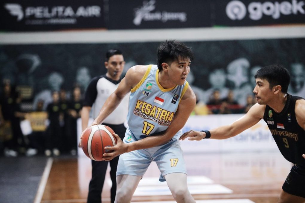 Kesatria Bengawan Solo tampil mendominasi laga saat menjamu Bima Perkasa Jogja dengan skor 94-66 dalam laga lanjutan IBL 2024 di GOR Sritex Arena, Sabtu 16 Maret 2024 malam. (Foto: dok. MO KBS)