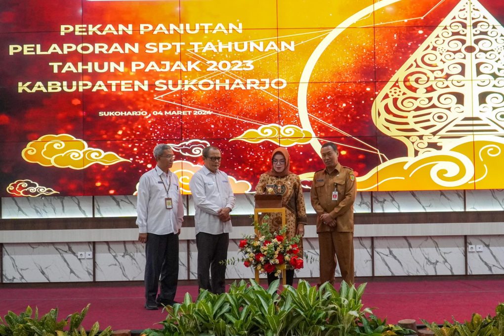 Bupati Sukoharjo, Etik Suryani usai menyampaikan SPT Tahunan 2023 secara daring melalui e-Filing dalam kegiatan pekan panutan yang diselenggarakan oleh Kantor Pelayanan Pajak (KPP) Pratama Sukoharjo di Auditorium lantai 10 Gedung Wijaya kompleks perkantoran Pemerintah Kabupaten Sukoharjo, Jawa Tengah, Senin 4 Maret 2024. (Foto: dok. Humas Kanwil DJP Jateng II)
