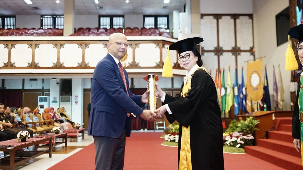 Penganugerahan UNS Award Tahun 2024 “Adikarya Anugraha Widyatama Upa Baksana” kepada Prof.Iftekhar Hasan yang diberikan langsung oleh Plt Rektor UNS, Dr. Chatarina Muliana dalam Sidang Terbuka Senat Akademik di Auditorium GPH Haryo Mataram UNS, Kota Solo, Jawa Tengah, Jumat 8 Maret 2024. (Foto: dok. Humas UNS Solo)