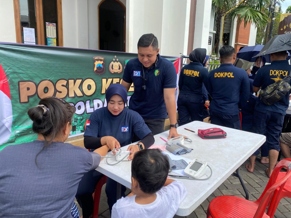Biddokkes Polda Jawa Tengah diterjunkan untuk membantu warga terdampak banjir di RW XV, Kelurahan Muktiharjo Kidul Pedurungan, Kota Semarang, Jawa Tengah, dalam kegiatan bakti kesehatan, Sabtu 16 Maret 2024. (Foto: Dok. Humas Polda Jateng)
