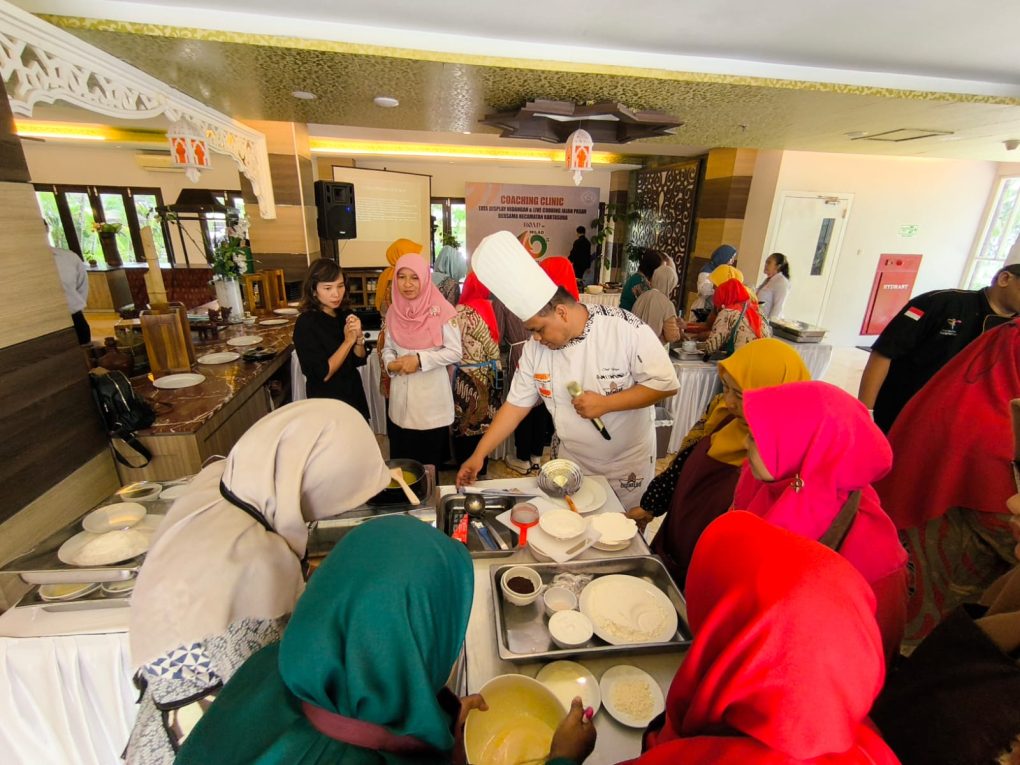 Coaching clinic tata sajian dan live cooking jajanan pasar di Al Kautsar Resto, Syariah Hotel Solo, Rabu 28 Februari 2024. (Foto: dok. Syariah Hotel Solo)