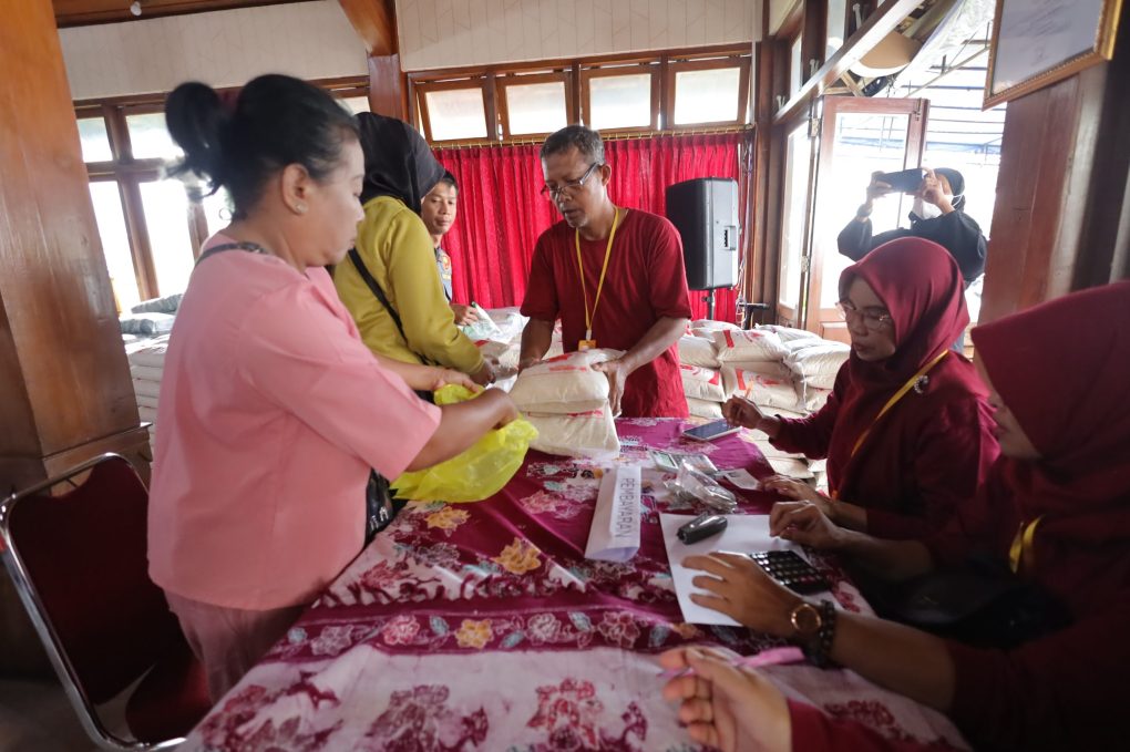 Warga membeli beras dengan harga miring di Gerakan Pangan Murah yang digelar di Kantor Kecamatan Banjarsari, Kota Solo, Jawa Tengah, Jumat 15 Maret 2024. (Foto: Putri Sejati)