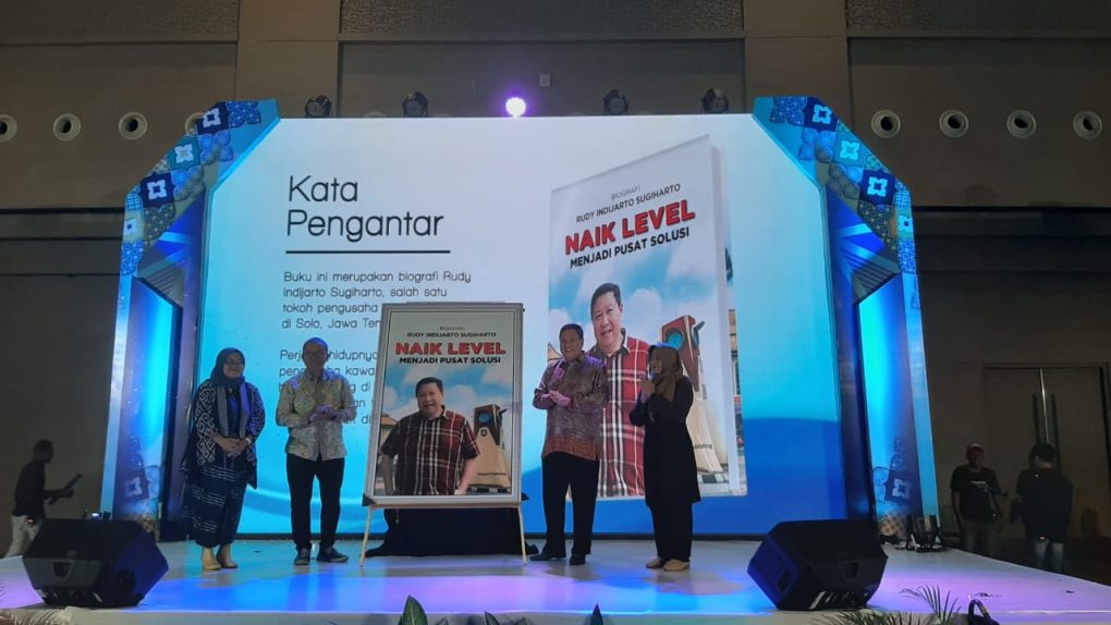 CEO Kusuma Mulia Group, Rudy Indijarto Sugiharto saat melaunching buku biografinya "Naik Level Jadi Pusat Solusi" di Hotel Alila Solo, Rabu 6 Maret 2024. (Foto: Putri Sejati)