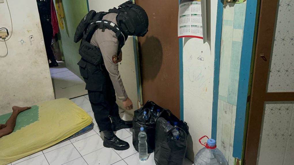 Petugas Tim Sparta Polresta Solo menemukan miras saat menggeledah rumah salah satu warga di Kecamatan Jebres. (Foto: dok. Humas Polresta Solo)
