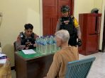 SP (54), warga Keprabon, Banjarsari, Solo, Jawa Tengah diperiksa polisi lantaran kedapatan menjual miras. (Foto: dok. Humas Polresta Solo)