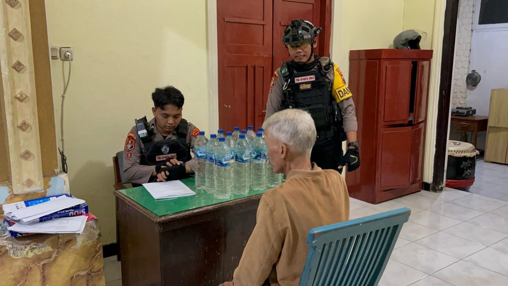SP (54), warga Keprabon, Banjarsari, Solo, Jawa Tengah diperiksa polisi lantaran kedapatan menjual miras. (Foto: dok. Humas Polresta Solo)