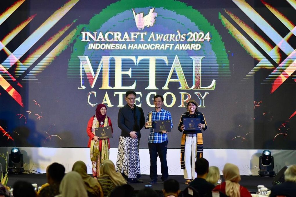 Bilah-bilah senjata tajam bikinan Heri Susanto asal Desa Sanggrahan, Kecamatan Pakis, Kabupaten Magelang, meraih predikat terbaik dalam Inacraft Award 2024.