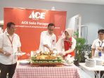 Pemotongan tumpeng menandai pembukaan ACE Solo Paragon Mall yang mengusung konsep baru, Kamis 4 April 2024. (Foto: Putri Sejati)
