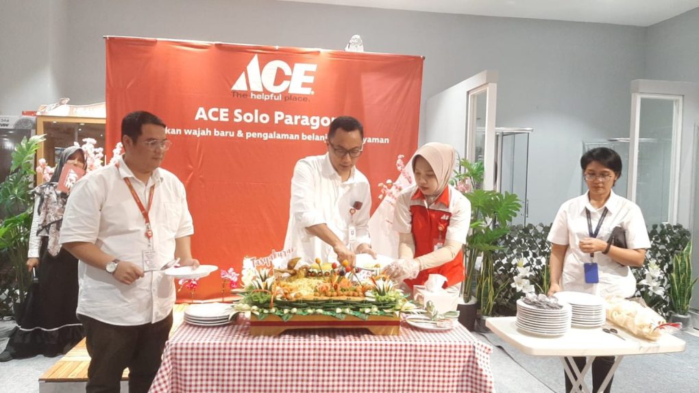 Pemotongan tumpeng menandai pembukaan ACE Solo Paragon Mall yang mengusung konsep baru, Kamis 4 April 2024. (Foto: Putri Sejati)