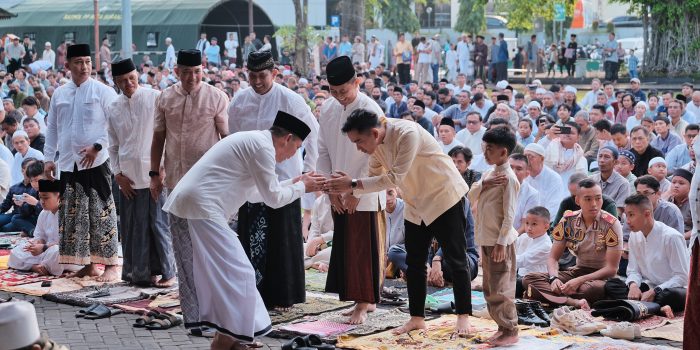 Wali Kota Solo, Gibran Rakabuming Raka dan Wakil Wali Kota (Wawali) Solo, Teguh Prakosa saling bermaaf-maafan usai melaksanakan Sholat Ied di halaman Balai Kota Solo, Jawa Tengah, bersama jajaran Forum Komunikasi Pimpinan Daerah (Forkopimda) dan juga masyarakat umum, Rabu 10 April 2024. 