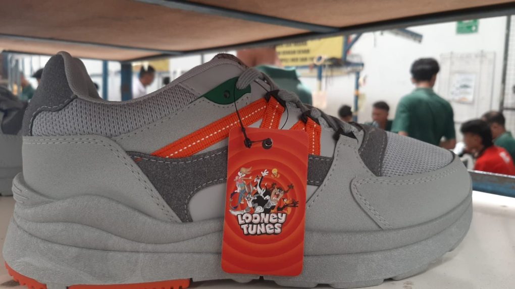 Sepatu tema Bugs Bunny satu dari tujuh sepatu dari series official license Aerostreet vs Looney Tunes yang akan dilaunching akhir April ini. (Foto: Putri Sejati)