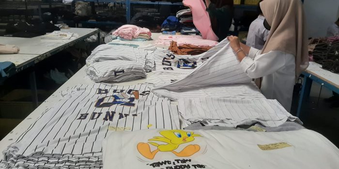 Produk apparel official license Aerostreet X Looney Tunes sedang diproduksi. (Foto: Putri Sejati)