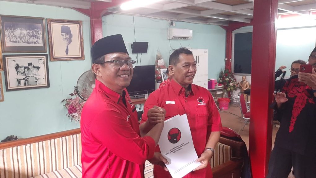 Mantan wartawan asal Kota Bengawan, Muchus Budi Rahayu usai mengembalikan formulir pendaftaran balon Wawali Solo di DPC PDIP Kota Solo, Sabtu 27 April 2024. (Foto: Putri Sejati)