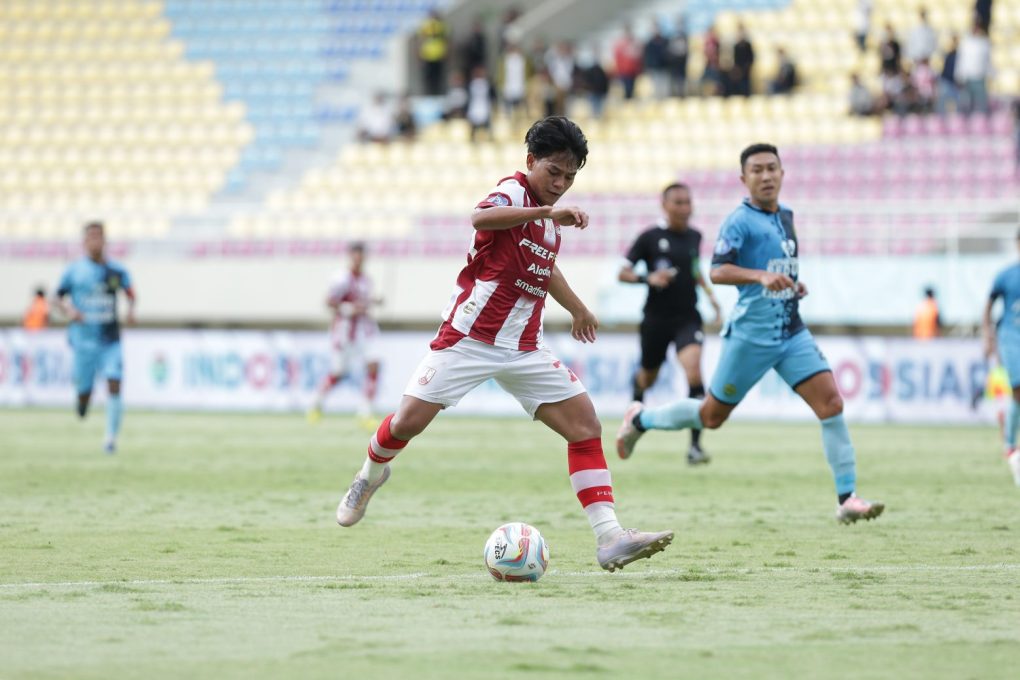 Persis Solo unggul 2-1 atas Persikabo 1973 dalam laga lanjutan Liga 1 musim 2023/2024 di Stadion Manahan, Kota Solo, Jawa Tengah, Senin 22 April 2024. (Foto: Putri Sejati)