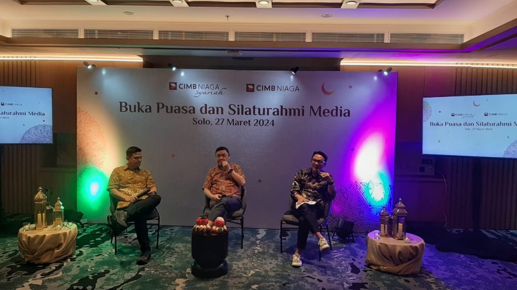 Direktur Consumer Banking CIMB Niaga Noviady Wahyudi (tengah) menyampaikan paparan bersama Head of Region Jawa Barat dan Jawa Tengah CIMB Niaga Andiko Manik (kiri) dan Presiden Direktur CIMB Niaga Auto Finance/CNAF Ristiawan Suherman (kanan) di sela-sela acara Buka Bersama dan Silaturahmi Media dengan CIMB Niaga di Solo, Rabu 27 Maret 2024. (Foto: Putri Sejati)