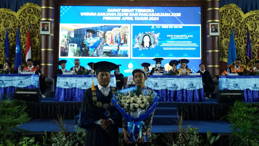 sang Kakak Almarhumah Puti Paramita saat menerima penghargaan dari Rektor UMBY