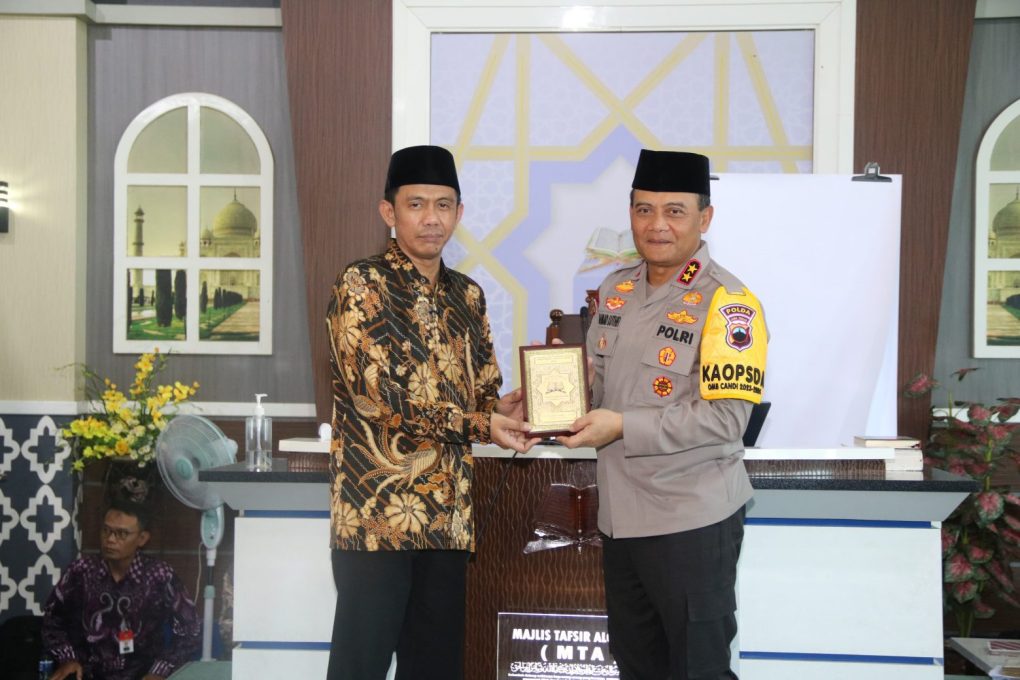 Kapolda Jateng, Irjen Pol Ahmad Luthfi bersama Pimpinan Pusat MTA, Ustadz Nur Kholik Syaifulloh usai Kajian Ahad Pagi yang diselenggarakan di Gedung MTA Pusat Jalan Ronggowarsito, Kota Solo, Minggu 28 April 2024. (Foto: dok. Humas Polda Jateng)