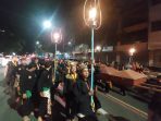 Para abdi dalem Keraton Kasunanan Surakarta Hanidningrat membawa lampu ting dan nasi tumpeng dalam Kirab Malam Selikuran., Minggu 31 Maret 2024 malam. (Foto: Putri Sejati)