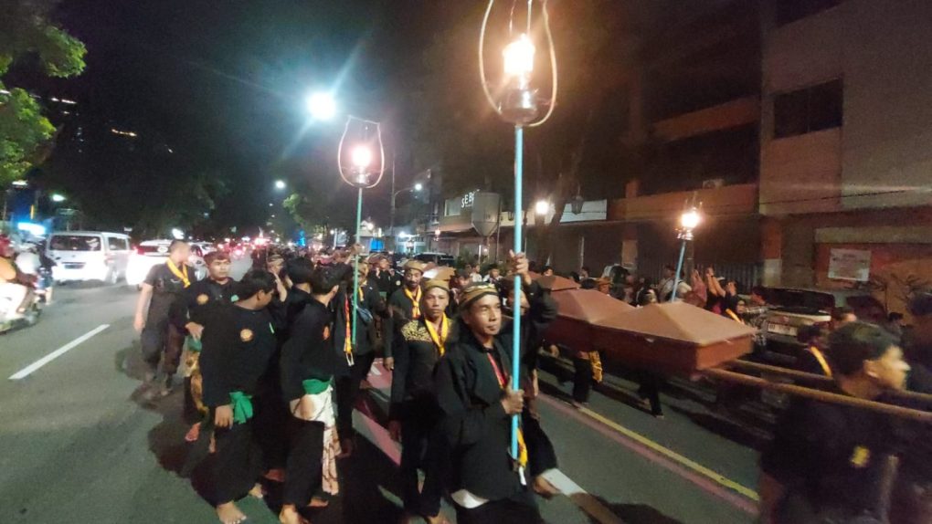 Para abdi dalem Keraton Kasunanan Surakarta Hanidningrat membawa lampu ting dan nasi tumpeng dalam Kirab Malam Selikuran., Minggu 31 Maret 2024 malam. (Foto: Putri Sejati)